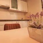 Tranquil Urban Escape شقة سبليت