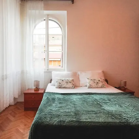 Tranquil Urban Escape Apartment